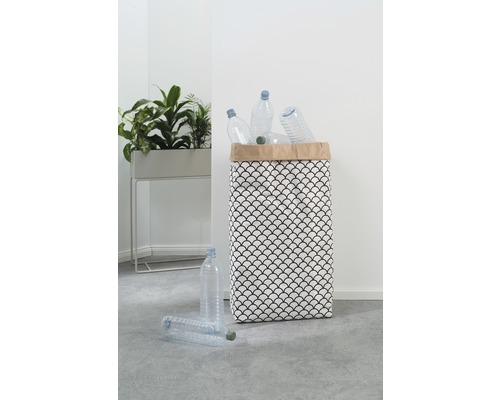 Wasmand met patroon gevuld met plastic flessen