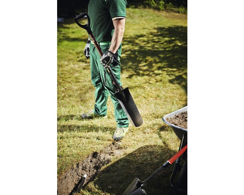 Man met spade, geul en kruiwagen in de tuin