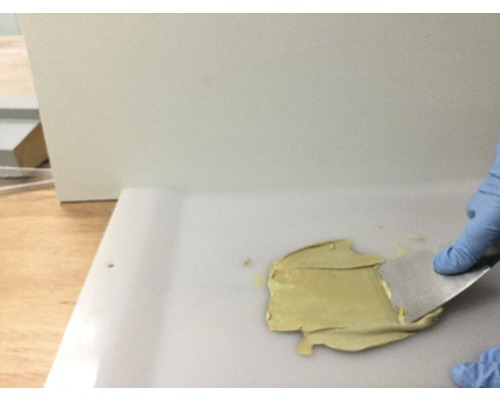 Plamuur wordt gemengd met een plamuurmes