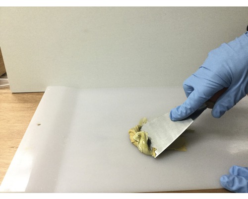 Aanbrengen van plamuur met een plamuurmes op een oppervlak