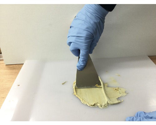 Aanbrengen van vulmiddel met een plamuurmes