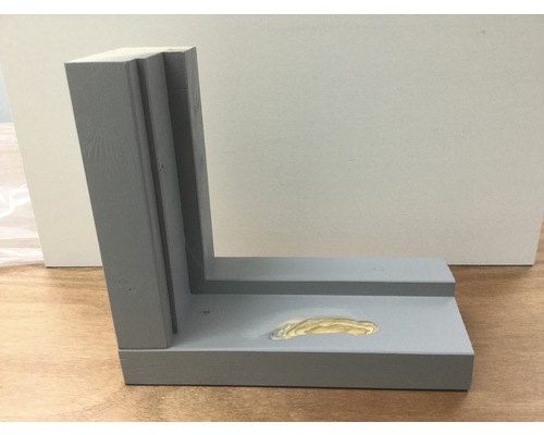 Grijs hoekprofiel van hout