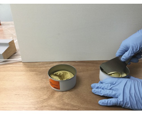 Kit in blikken, aangebracht met een plamuurmes