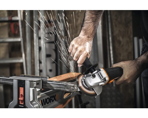 Man slijpt metaal met een haakse slijper, waarbij vonken ontstaan.