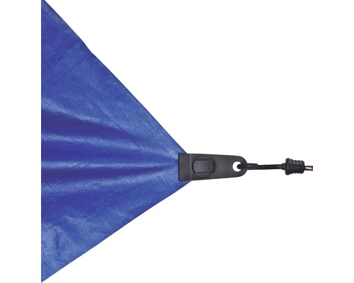 Detailopname van een blauw dekzeil met bevestiging