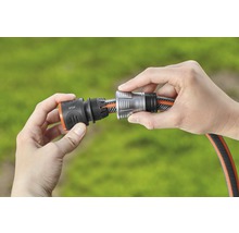 Tuinslangconnector met waterstop in gebruik