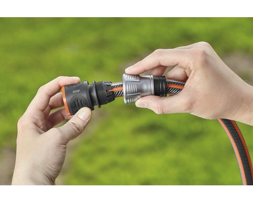 Tuinslangconnector met waterstop in gebruik