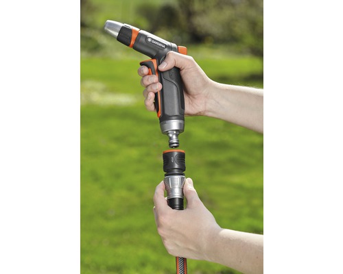 Gardena spuitpistool wordt aangesloten op tuinslang