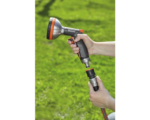 Tuinspuit wordt aangesloten op een tuinslang