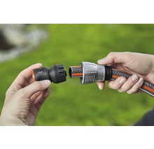 Tuinslangconnector wordt op een tuinslang bevestigd