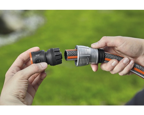 Tuinslangconnector wordt op een tuinslang bevestigd