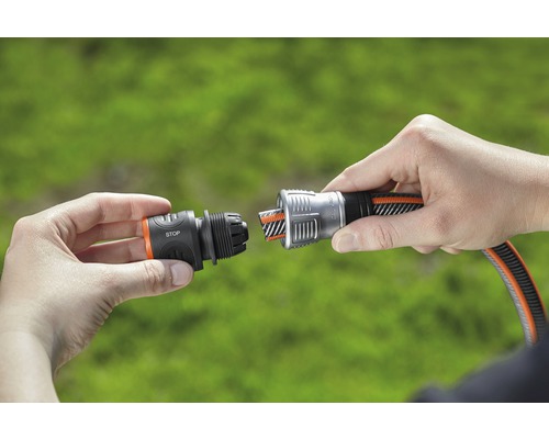 Snelkoppeling voor tuinslang wordt aangesloten