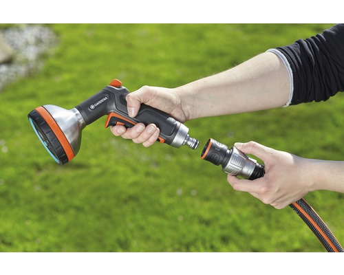 Tuinspuit wordt aangesloten op een tuinslang