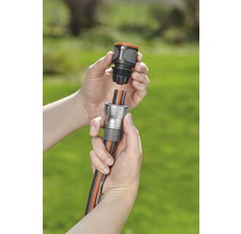 Tuinslangconnector wordt aangesloten op een tuinslang