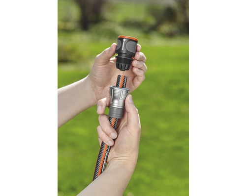 Tuinslangconnector wordt aangesloten op een tuinslang
