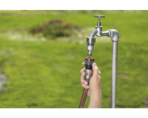 Tuinkraan met slangaansluiting en tuinslang wordt verbonden