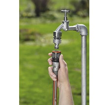 Tuinslang wordt aangesloten op een waterkraan