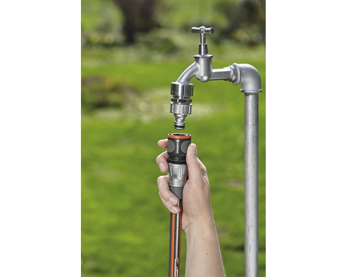 Tuinslang wordt aangesloten op een waterkraan