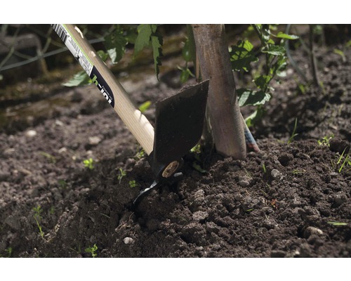 Tuingereedschap met houten steel voor grondbewerking in de tuin