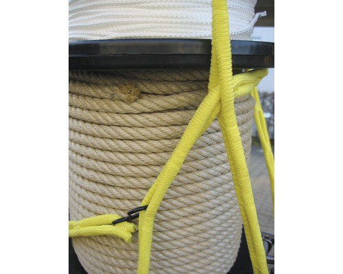 Opgerolde touw op een spoel met gele riemen