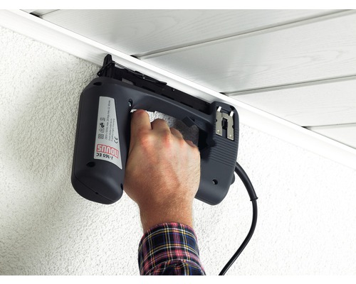 Elektrische tacker in gebruik aan plafond