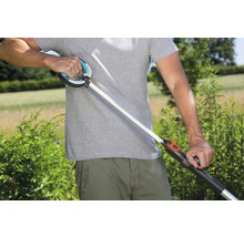 Persoon met afvalgrijper in de tuin