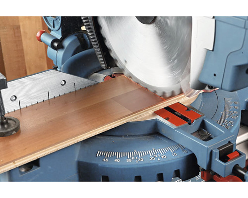 Afkortzaag die een stuk hout zaagt