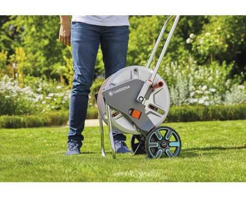 Gardena slangenwagen op een gazon