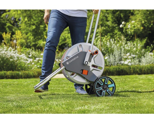 Gardena slangenwagen met slang op gazon