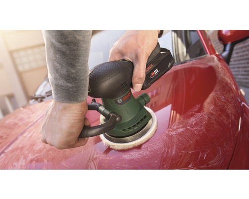 Persoon polijst een rode auto met een accupoetsmachine van Bosch