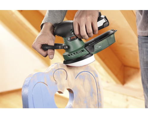 Man schuurt houten stoel met een Bosch excentrische schuurmachine