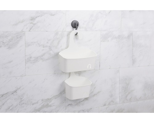 Twee witte douchebakken hangen met zuignappen aan de muur