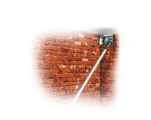 Plafondborstel met telescopische steel verwijdert spinrag van een bakstenen muur