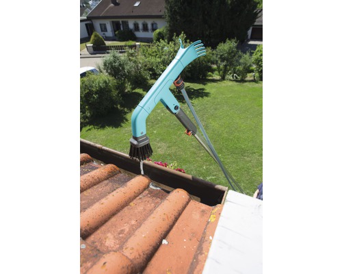 Dakgootreiniger in gebruik op een dak