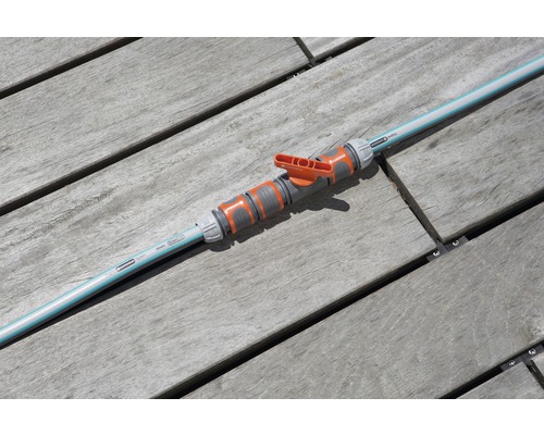 Tuinslang met afsluitklep op houten terras