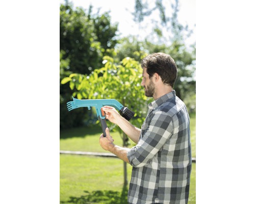 Man bedient een telescopische reinigingsborstel voor buiten