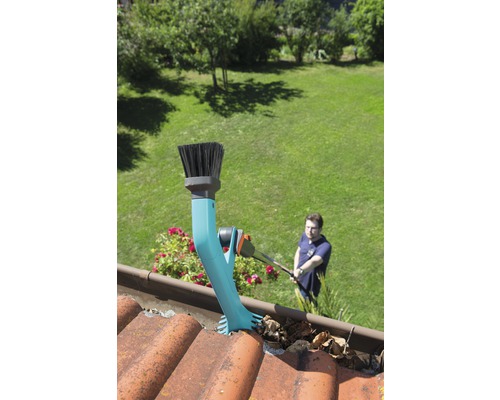 Dakgootreiniger in gebruik met man op de achtergrond