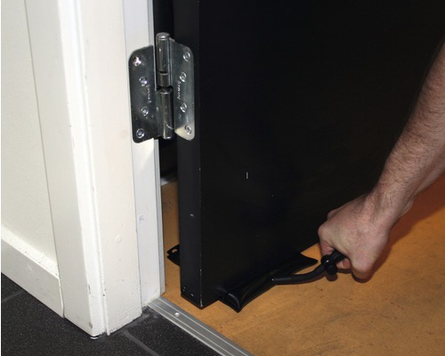 Deurstopper met handgreep om een deur te openen