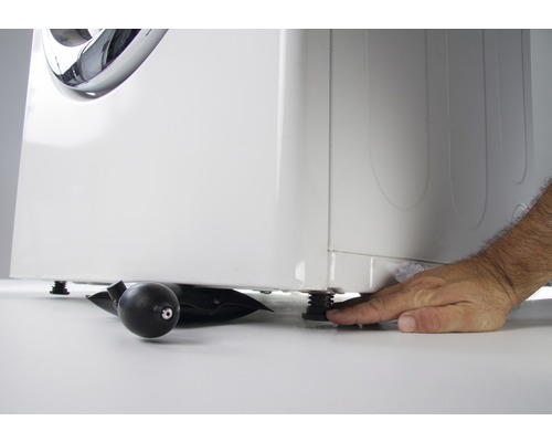 Wasmachine met nivelleringsvoeten en wiggen voor aanpassing