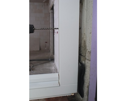 Raaminstallatie met boormachine