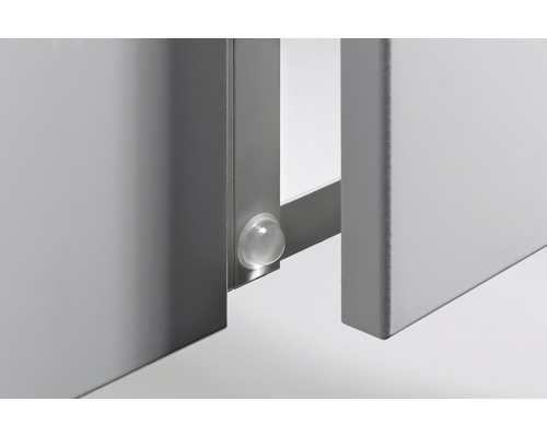 Detailopname van een deurkozijn met transparante deurstoot