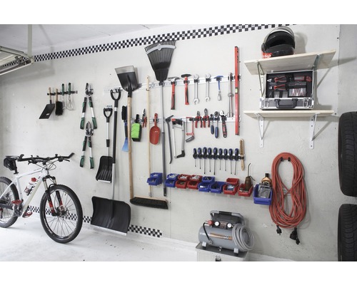 Georganiseerde garage met gereedschap, fiets en opbergsystemen aan de wand