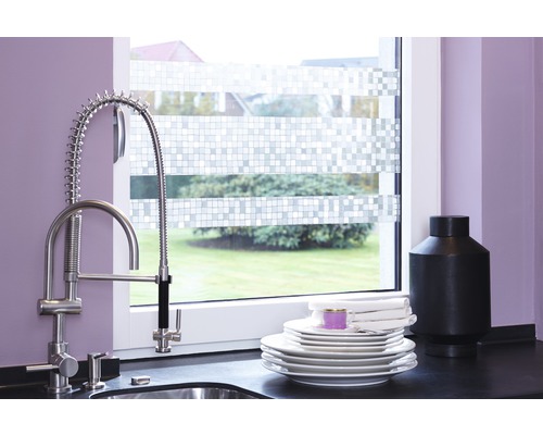 Keuken gootsteen met kraan voor raam met privacyfolie