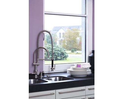 Spoelbak met kraan en afwas voor een raam