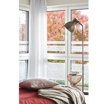 Interieur met raamfolie voor privacy, vloerlamp en textiel