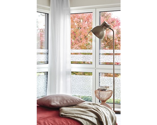 Interieur met raamfolie voor privacy, vloerlamp en textiel