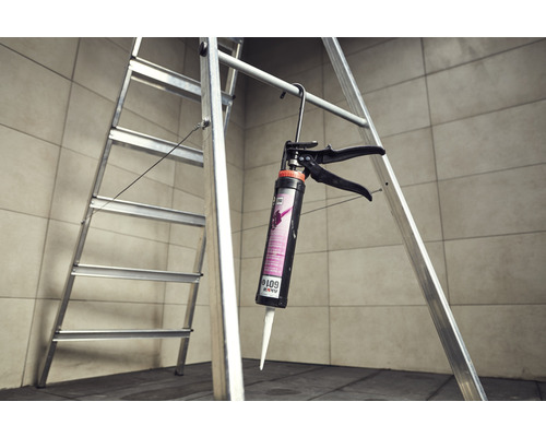 Een ladder met een kitpistool