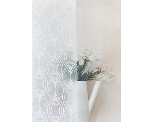 Decoratieve folie met patroon naast vaas met bloemen