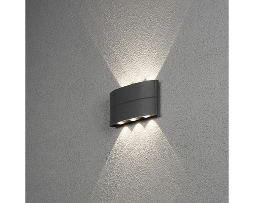 Grijze LED buitenwandlamp aan een muur