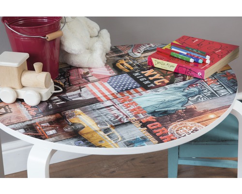Kindertafel met New York motief, speelgoed en stiften